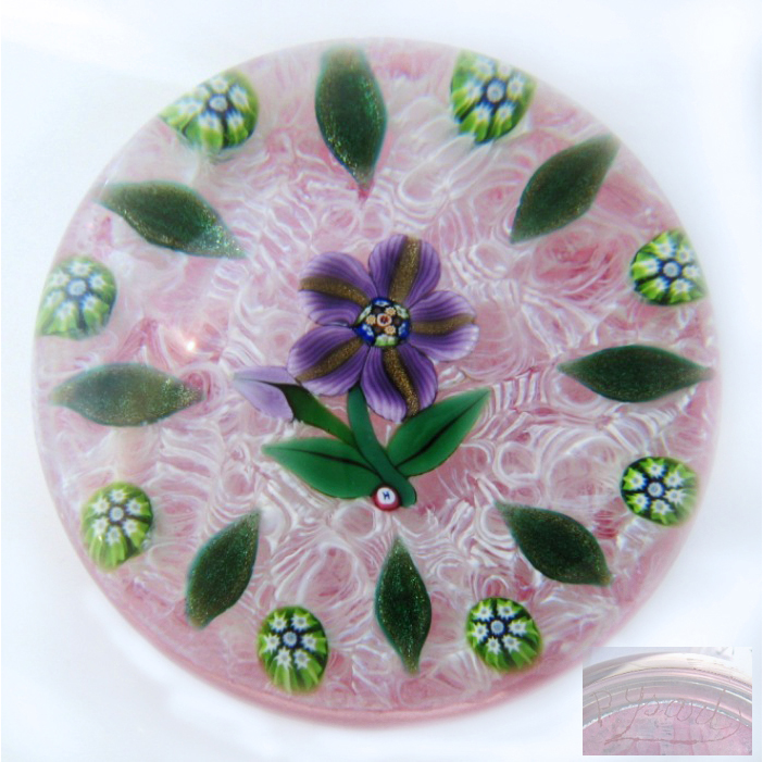 Farfalla Paperweight Ysart Paul Lila Blume auf weissem Lace PY 525